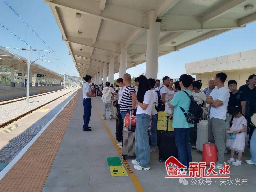天水南站候车大厅看到,虽然暑运已结束,但候车以及正在排队检票进站的