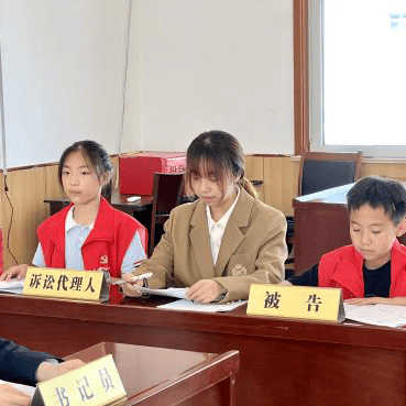中国石油大学"法治护航 以情暖心"志愿服务队员向孩子们讲解了有关
