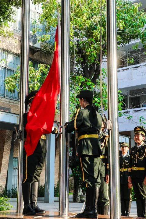 扛国旗的正确姿势图片