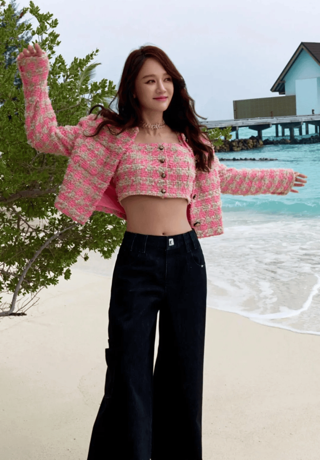 陈乔恩又带火了一种穿法:"二分上衣 阔腿裤",44岁美出新高度