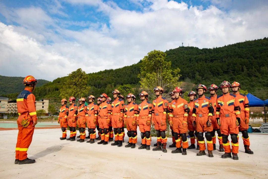 真"拆"实练砺精兵——渝东南战区2024年单兵综合救援技术培训班开展