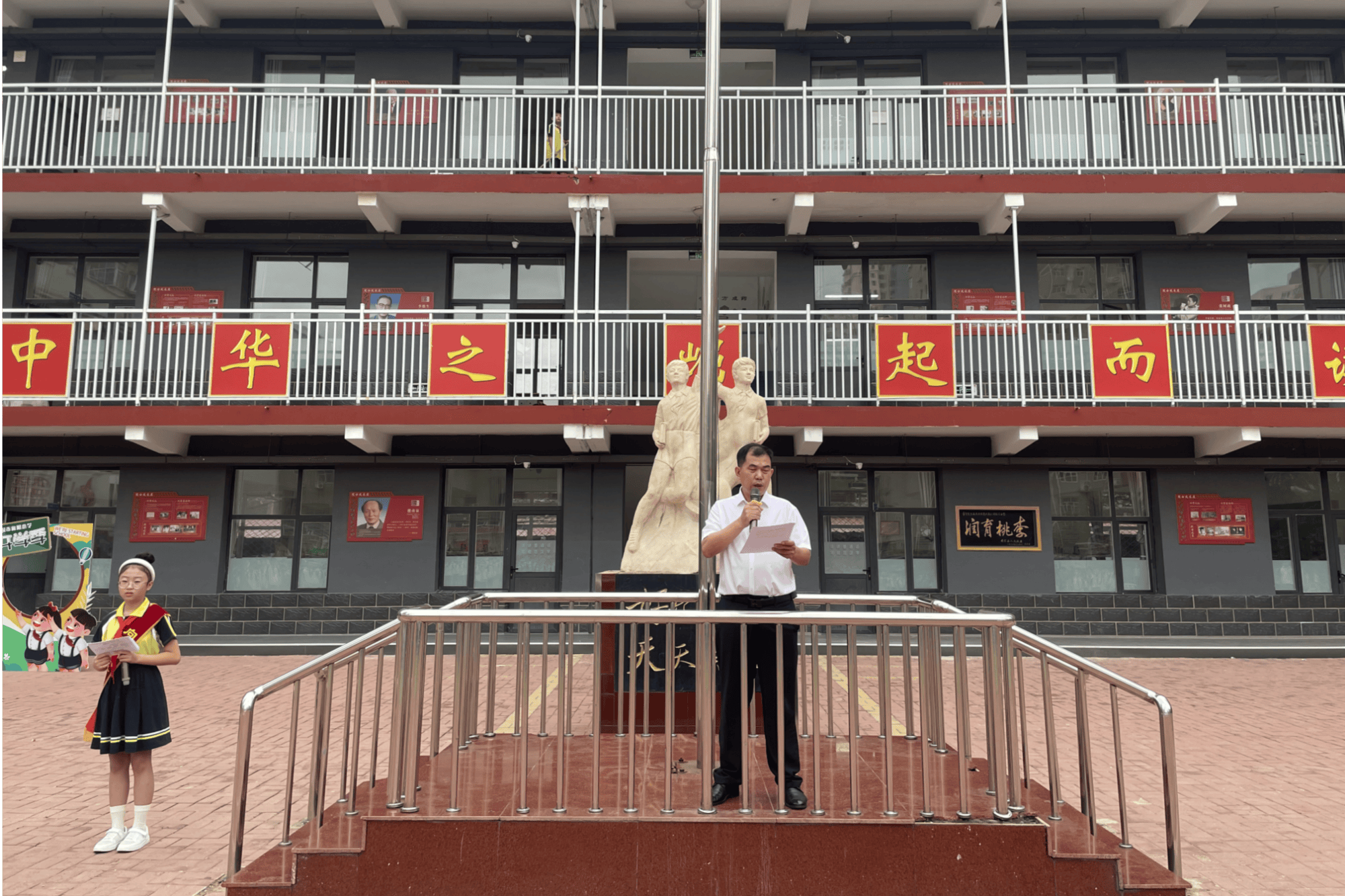 "安国市向阳小学的开学升旗仪式上,该校校长冯四海以奥运精神为切入点