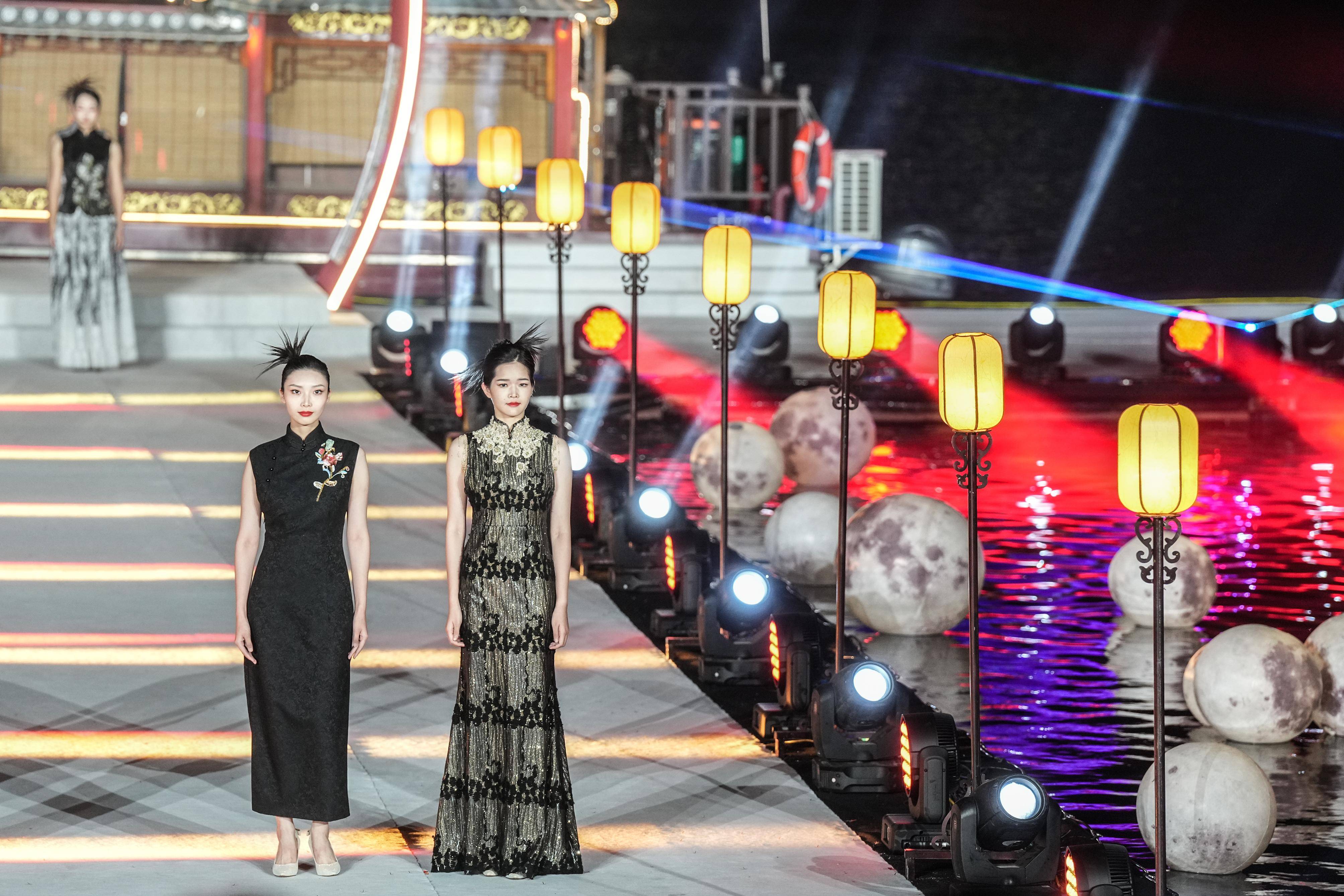 9月2日,模特在开幕式上进行旗袍走秀.