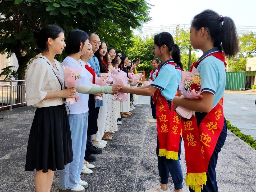 杨梅小学学生在开学典礼上向新入职教师献花