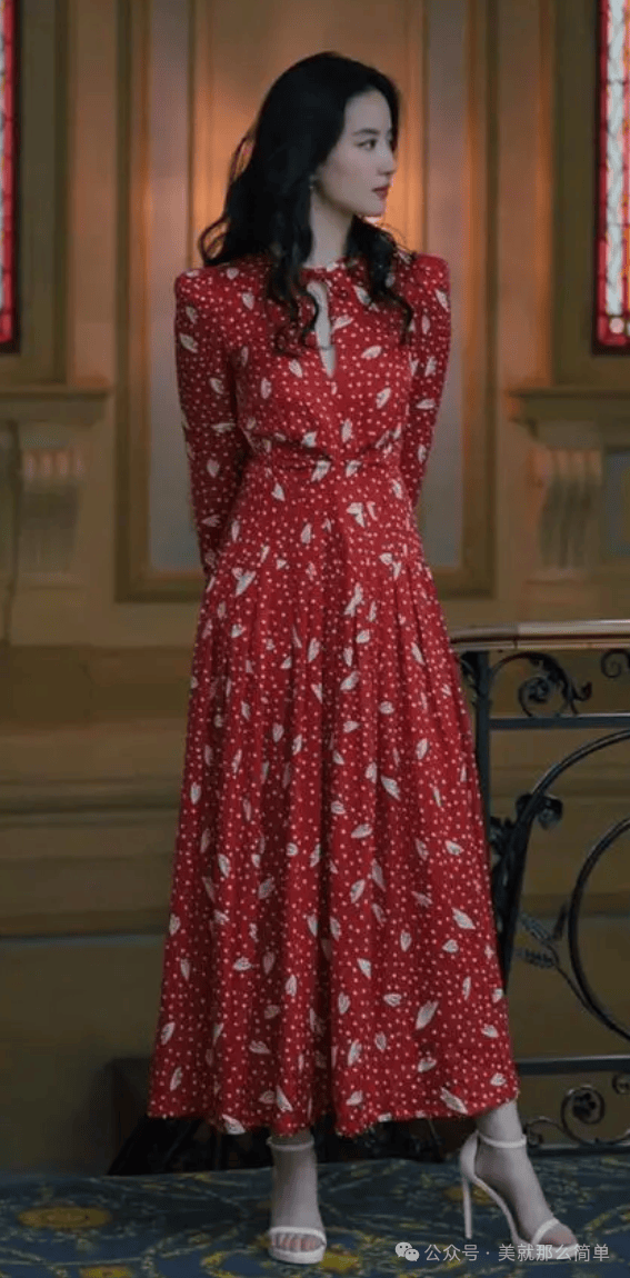 清新浪漫的碎花裙,明星们这么穿搭!