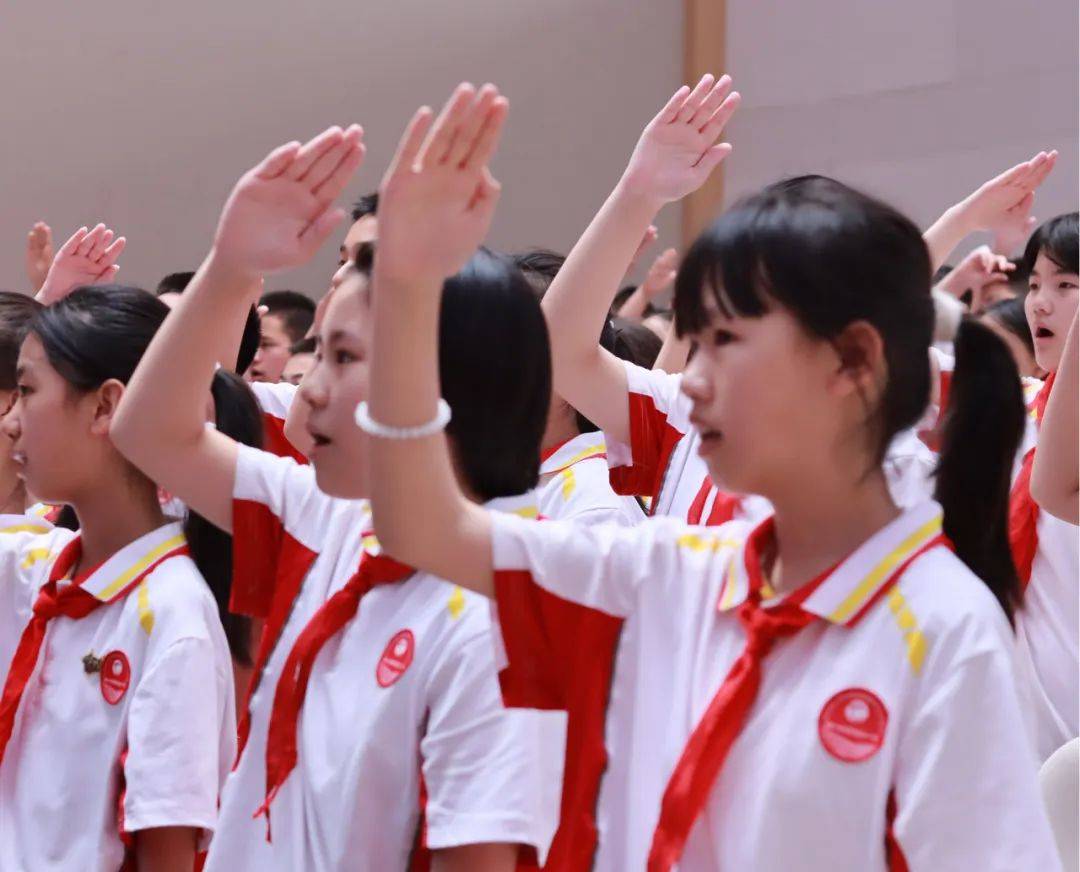 来自贵阳一中李端棻中学国旗班的旗手们牢记使命 培育栋梁一年级