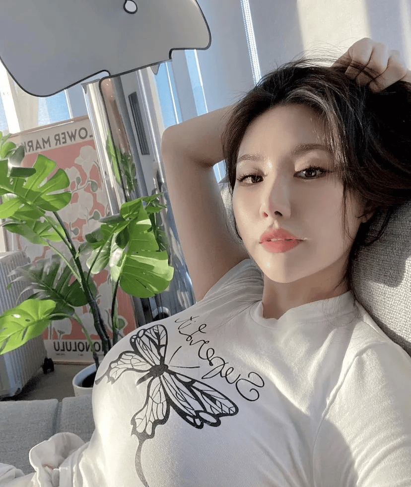 一键关注↓↓每日更新 什么球都有↓↓长按图片,更多美女等你哦!