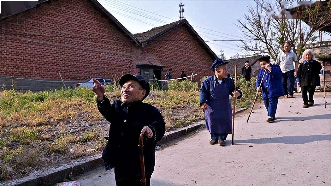 揭秘四川"矮人村",村民身高不超过1米,连牛和庄稼都是缩小版