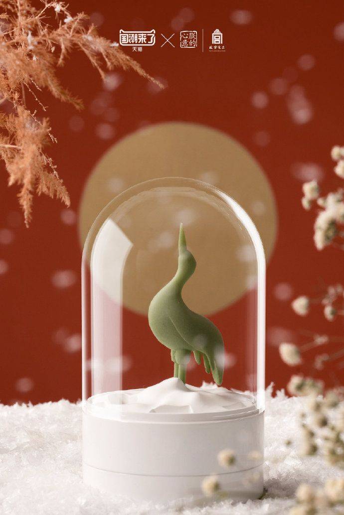 更显脱俗肆意立于细雪飘扬中铜绿色丹顶鹤连撒个盐都变精致了~故宫