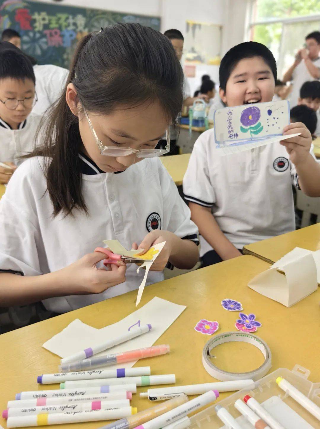 同学们亲手设计并制作教师节贺卡,表达对老师们的崇高敬意和感恩之情