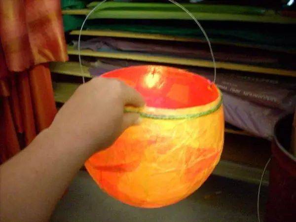 气球灯笼制作教程_柚子皮灯笼制作方法_如何制作灯笼幼儿园