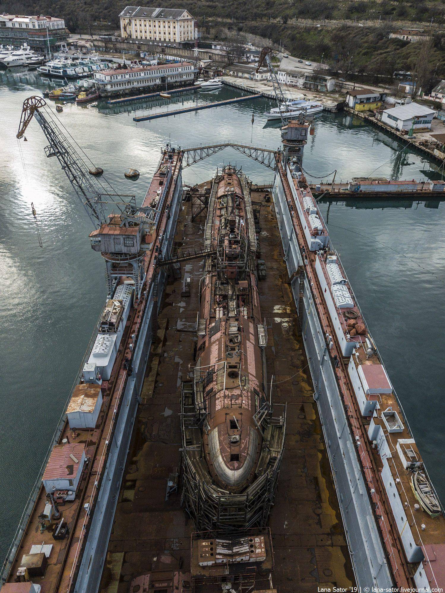 锈蚀在克里米亚的641b型"鲶鱼"项目b-380潜艇