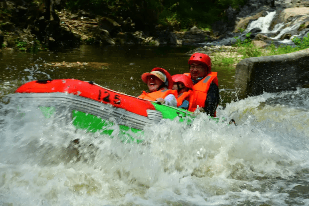 在天湖,香溪,太平湖峡谷体验惊险刺激的漂流,两岸的树木遮挡住燥热的