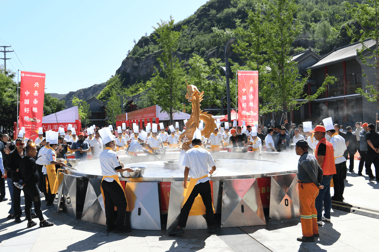 解锁山西兴OB电竞平台县杂粮宴N种可能 中国兴县杂粮美食文化周开幕(图3)