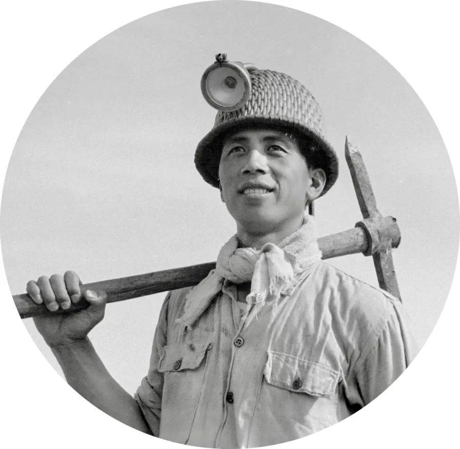 走在时间前面的人——全国劳动模范王崇伦(右)和农业劳动模范黄元令.