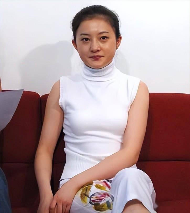 44岁金铭现状:单身住北京豪宅,喝茶品茗,自称接受孤独享受孤独