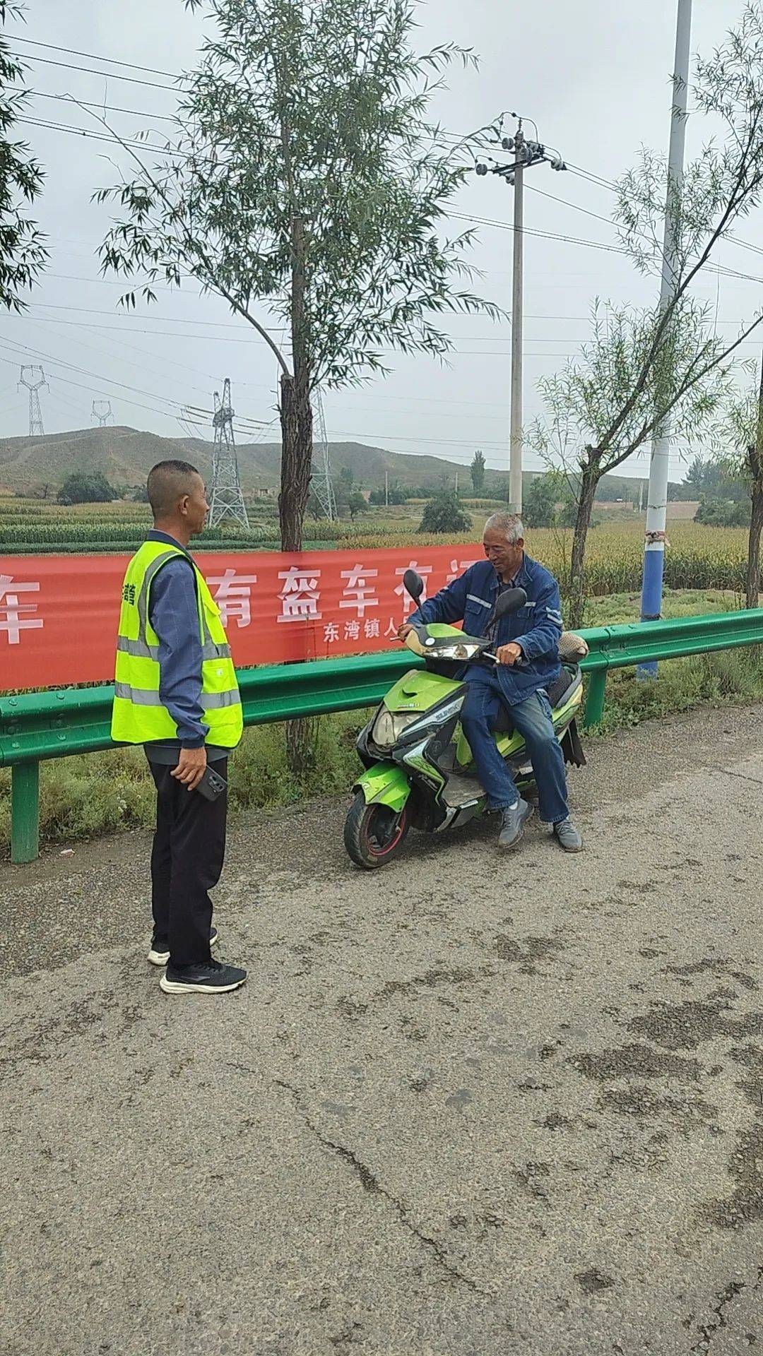 东湾镇:扎实开展交通劝导筑牢道路安全防线