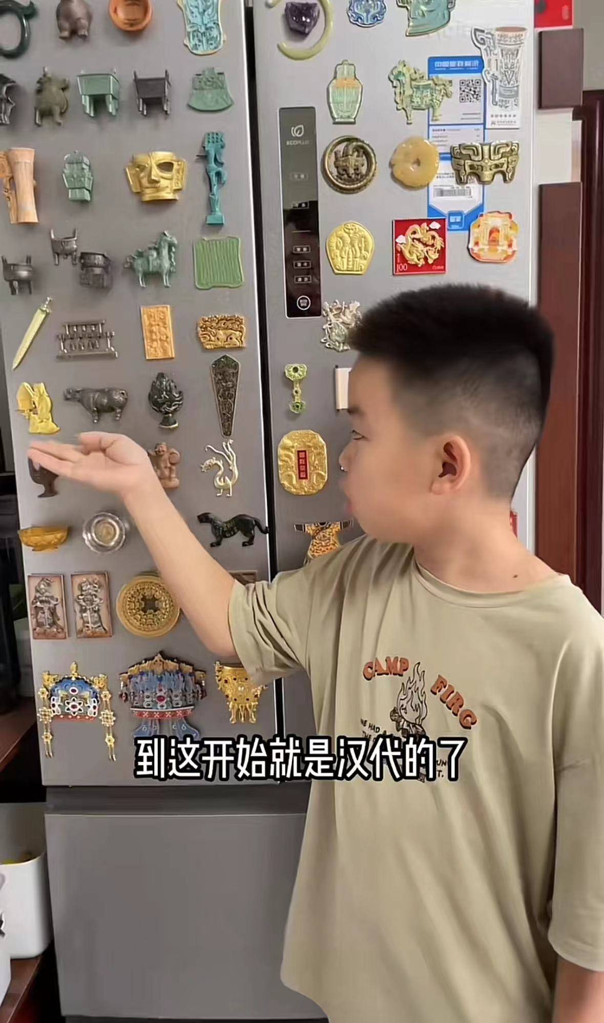 北京小孩哥用冰箱贴在家搭了座"博物馆",网友:约不上国博就去你家