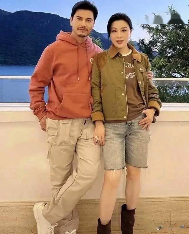 原来她就是吕良伟的三婚妻子,坐拥亿万家产,如今54岁仍似少女