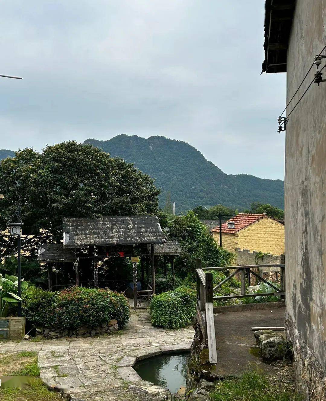 山下不见村,登高才见村@