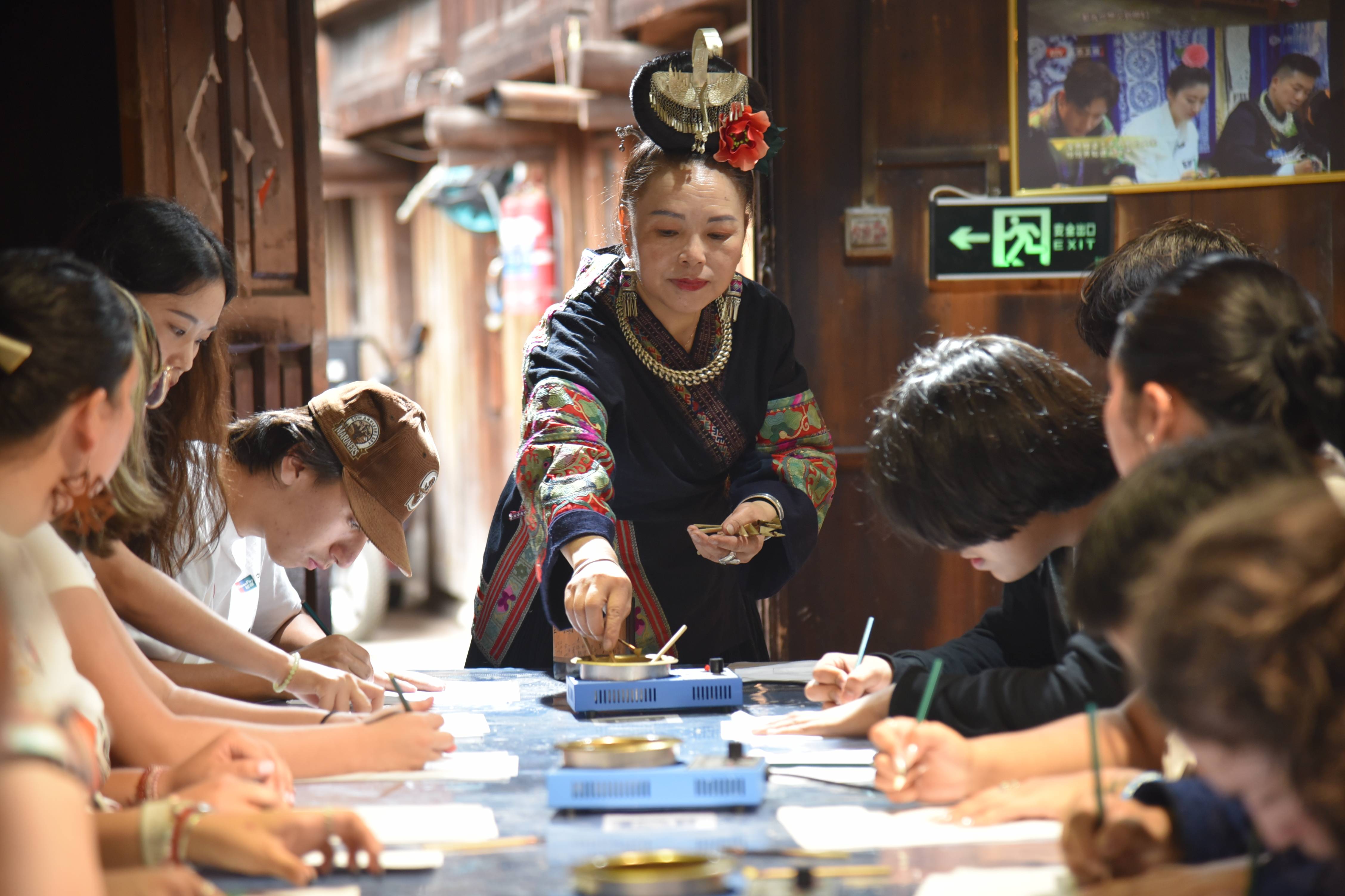同上一堂"非遗课" 中美青少年在贵州体验非遗文化_蜡染_美国_技艺