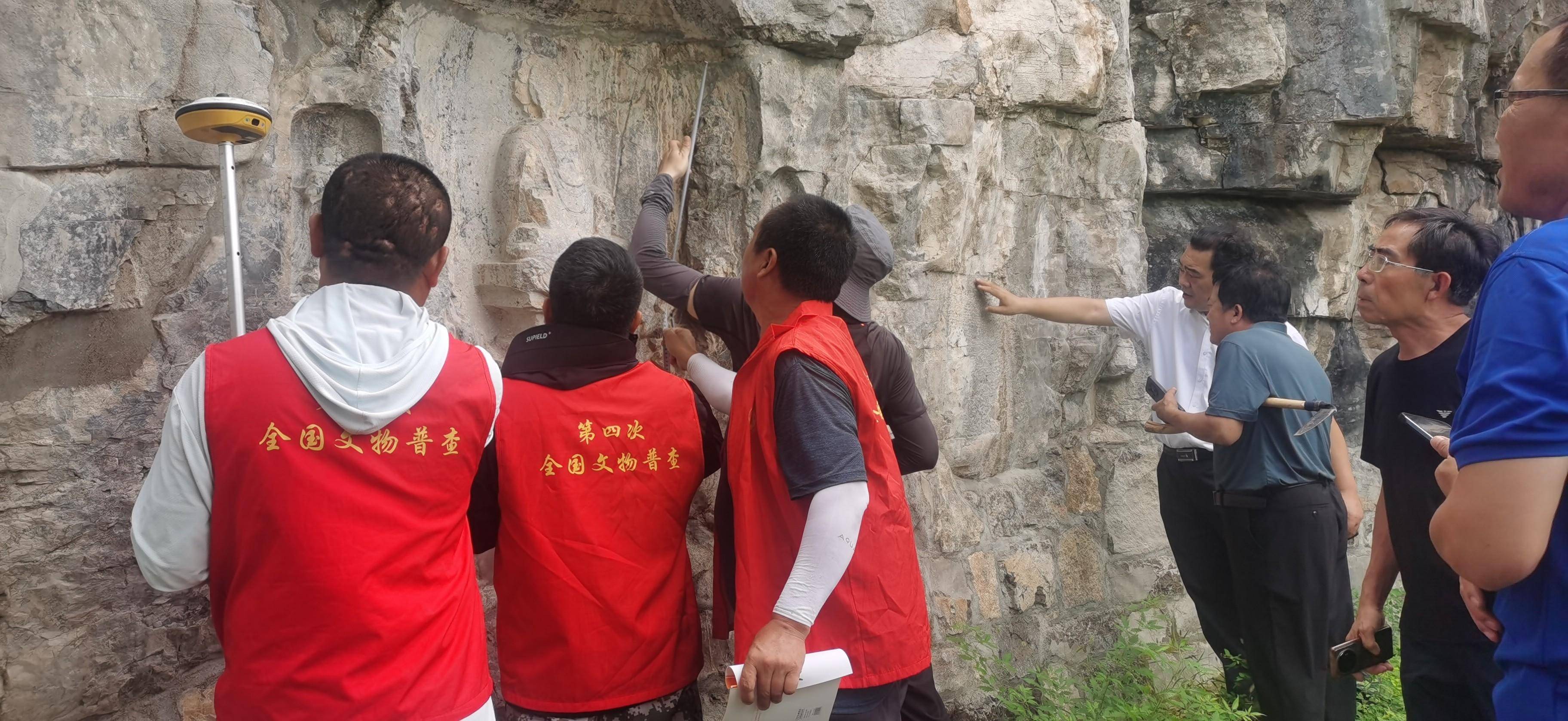 夕阳的余晖洒满大地,普查小分队的工作也接近了尾声.