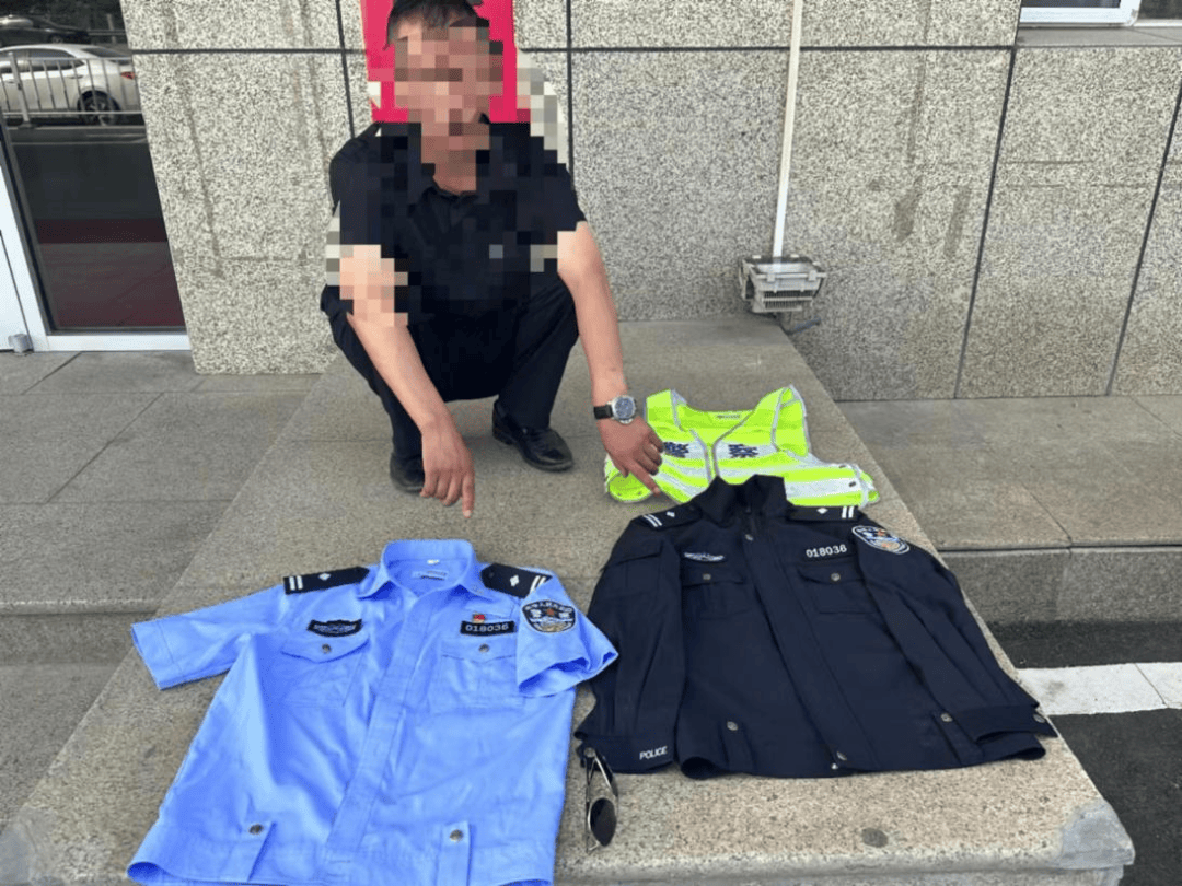 "该车驾驶人身穿警用制式t恤,腰间系着警用腰带,下身穿着警服裤子,就