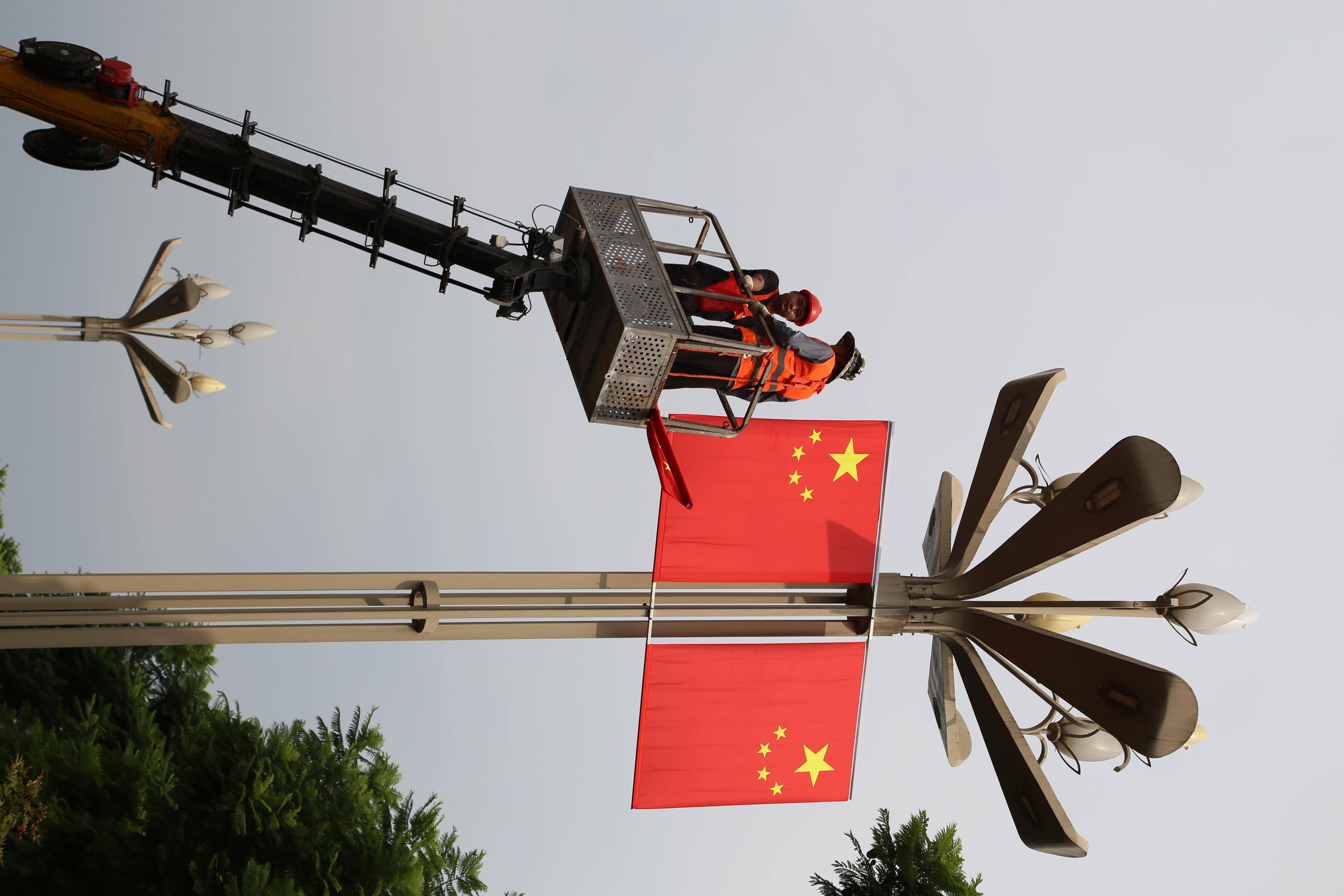 氛围拉满 8.6万余面国旗挂上成都街头