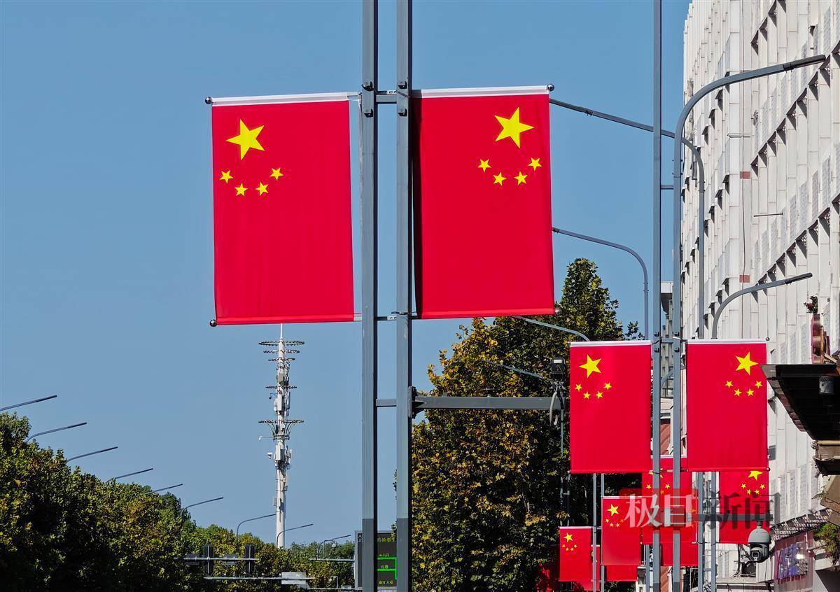 武汉街头飘扬中国红,全城将悬挂4.75万面国旗