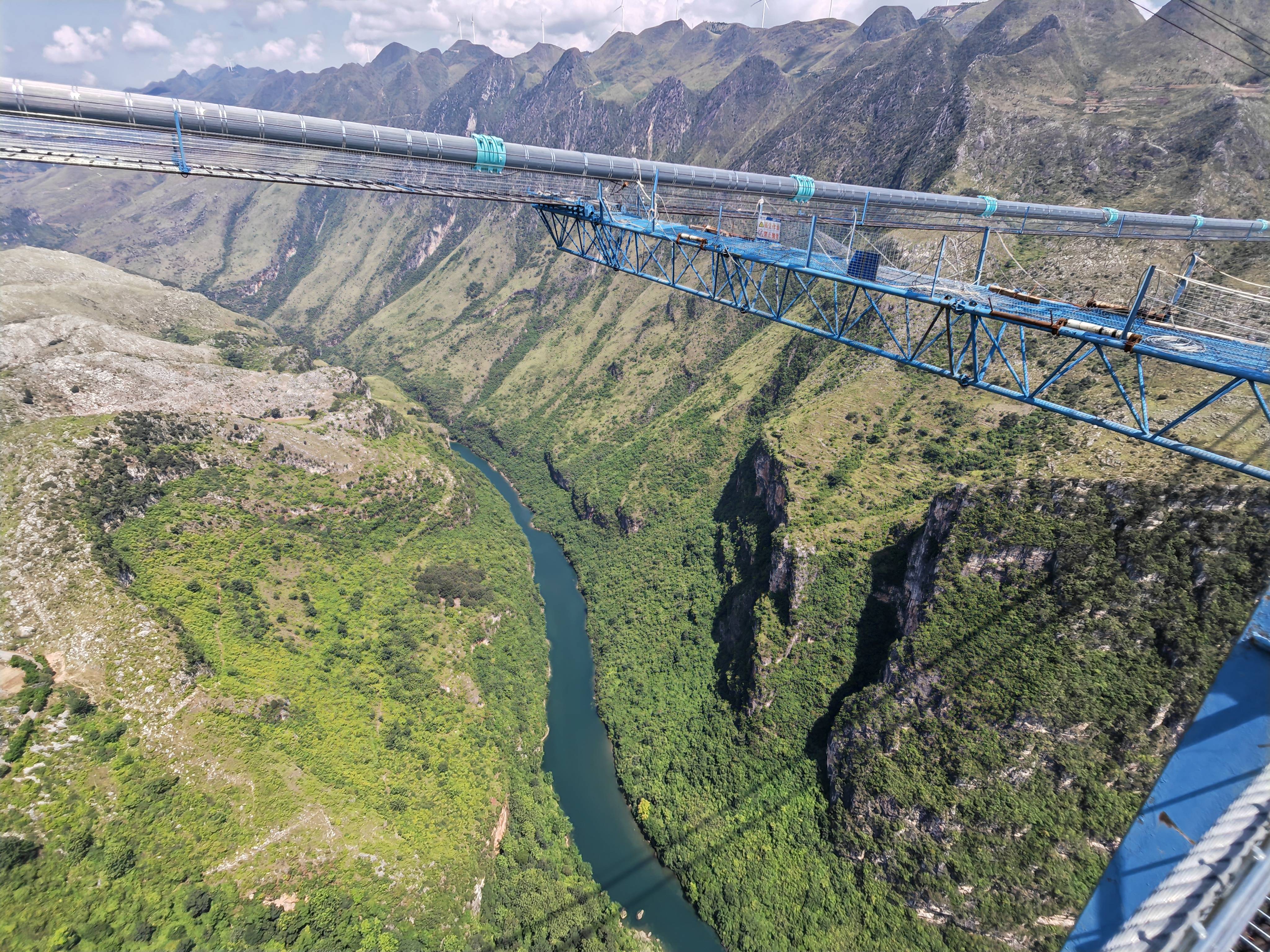 记者手记:在花江峡谷大桥上走猫道