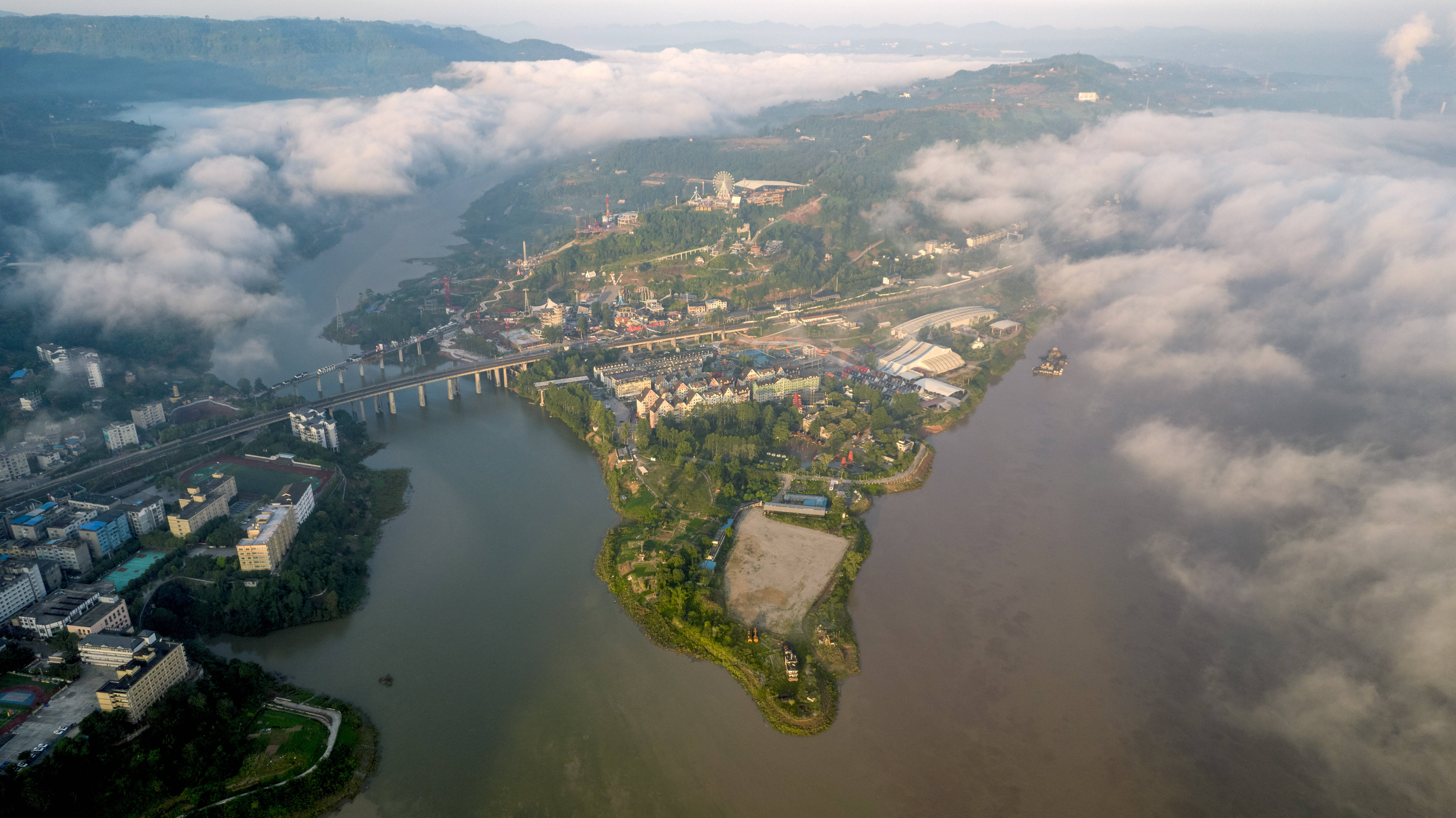 位于长江畔的红酒小镇景区已成为重庆近郊游知名打卡点.