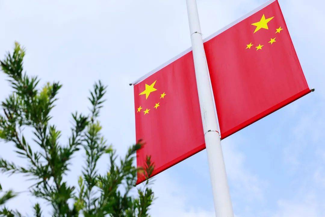 五星红旗_祖国_迎风
