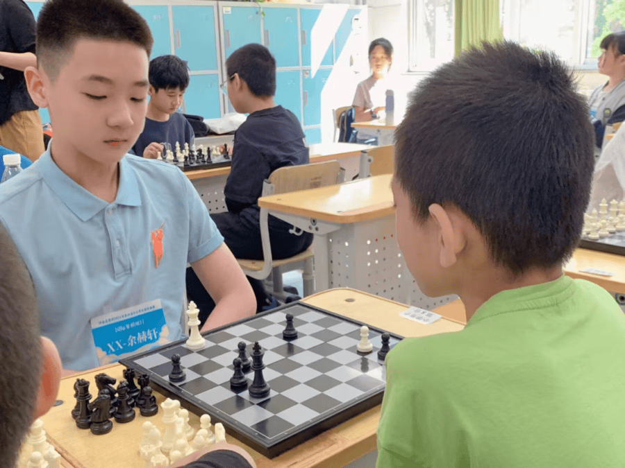 汉峪小学副校长蔡晶在接受采访时说道:"这些荣誉不仅仅是对学生个人