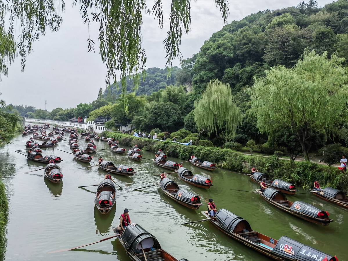 乌篷船五花马图片