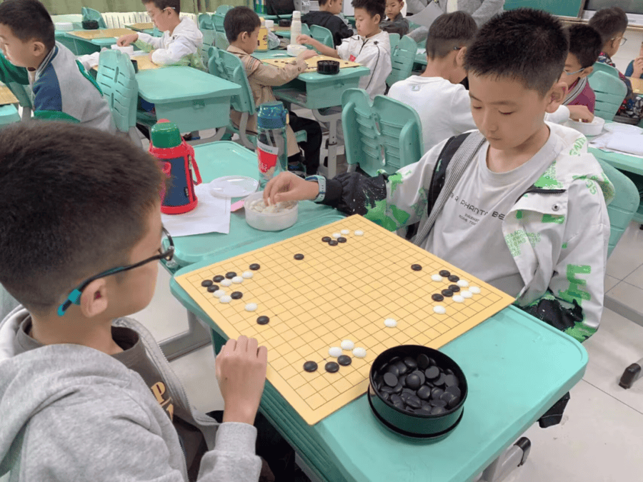 汉峪小学副校长蔡晶在接受采访时说道:"这些荣誉不仅仅是对学生个人