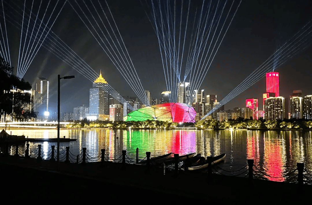 半小时灯光秀像变魔术一般,"沈阳"二字清晰可见,观看的市民惊叹:"这也