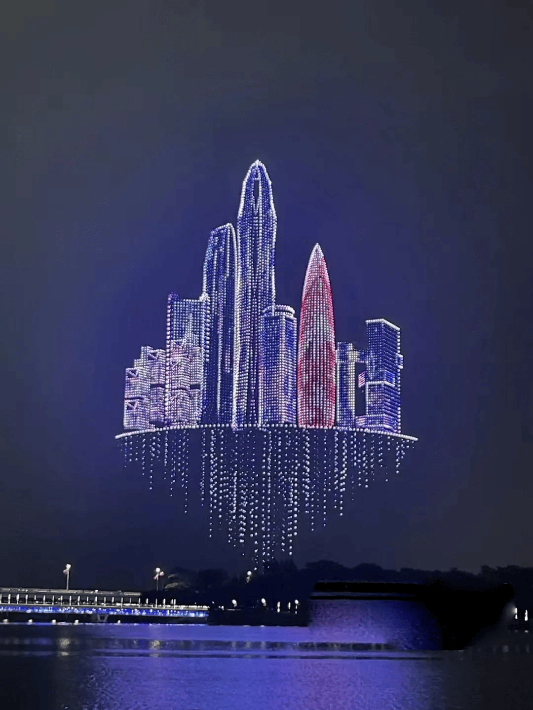 空中之城时而变化成科幻的"未来飞船"它们时而汇聚成浩瀚的银河突然