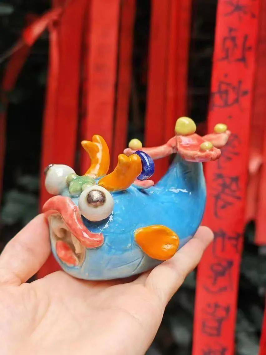 的"乡土情结"与黄土孕育的陶艺不谋而合,相互碰撞,处处可见乡愁印记