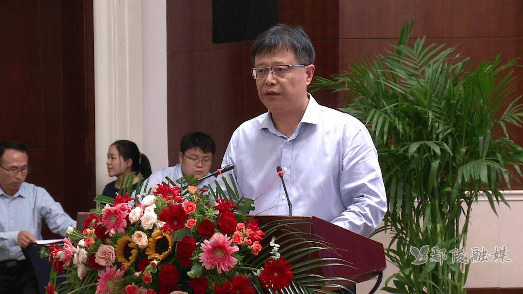 开发区管委会主任张廷山主持,许昌国家农业科技园区主任马丽出席.