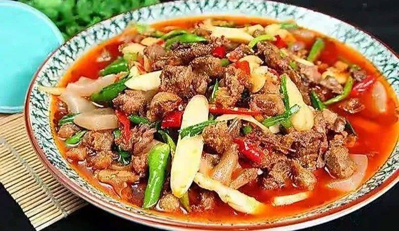 新胜仔姜恋上鸭备受青年人喜爱是养生与时尚的结合口感丰富,麻辣咸鲜