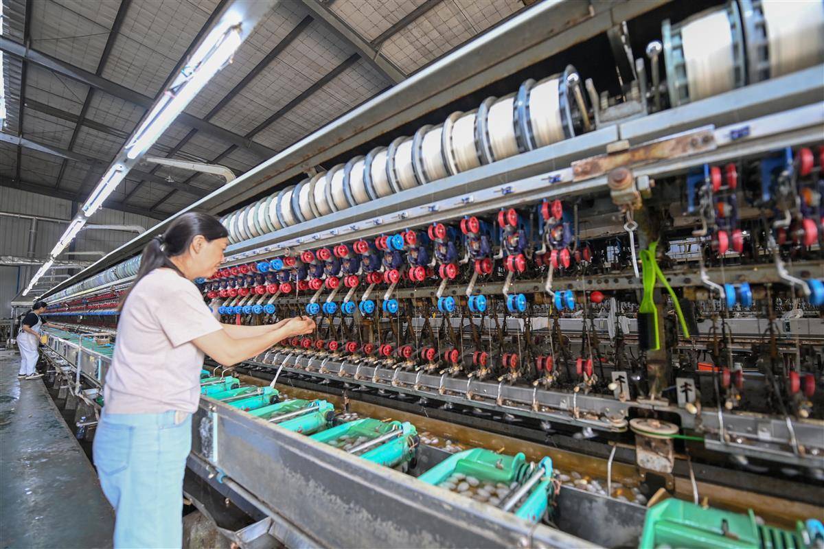 陈月林 摄)9月26日,湖北东漳实业有限公司生产车间里,工人选茧,缫丝