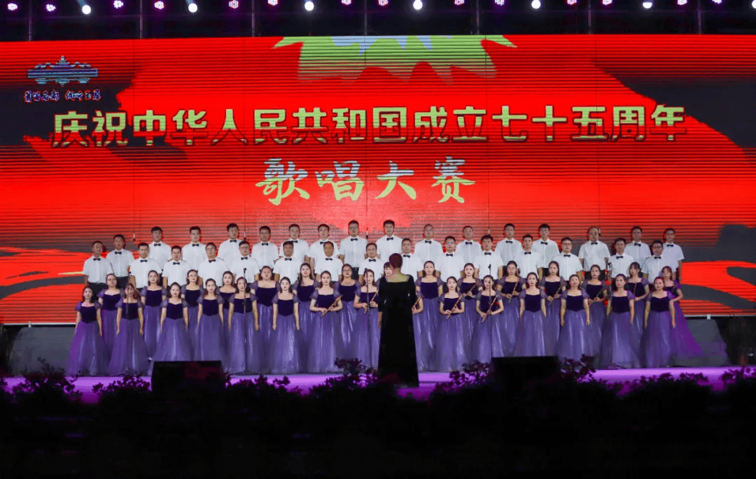 活动现场.胡攀学摄当晚19时,比赛在大合唱《歌唱祖国》中拉开序幕.