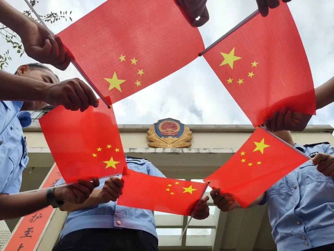 青年民警谢民思睿当第一缕阳光洒在大地,我站在庄严的国旗下,心中涌动