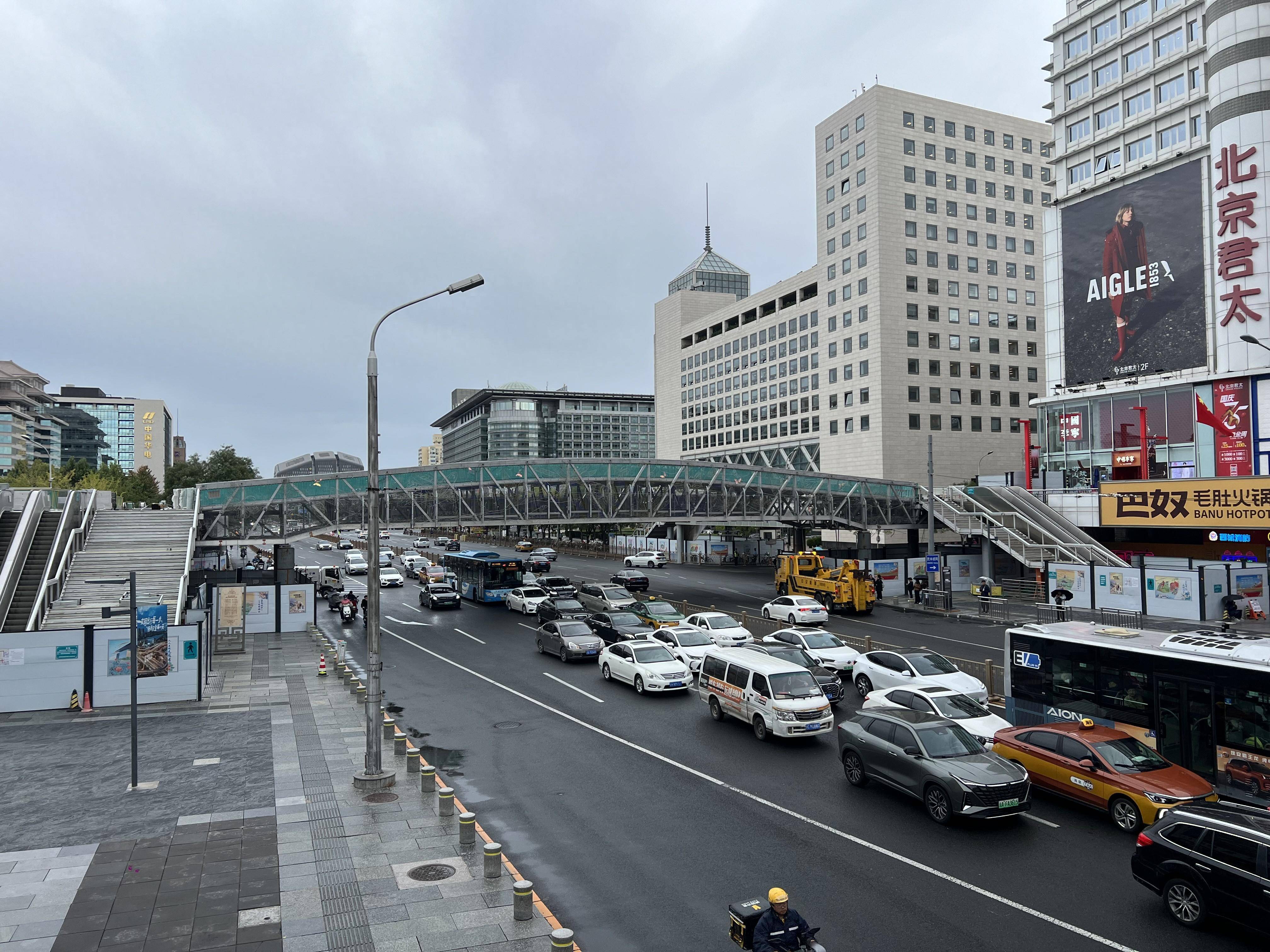 西单商街多座天桥封闭改造,连廊升级为商圈注入新活力