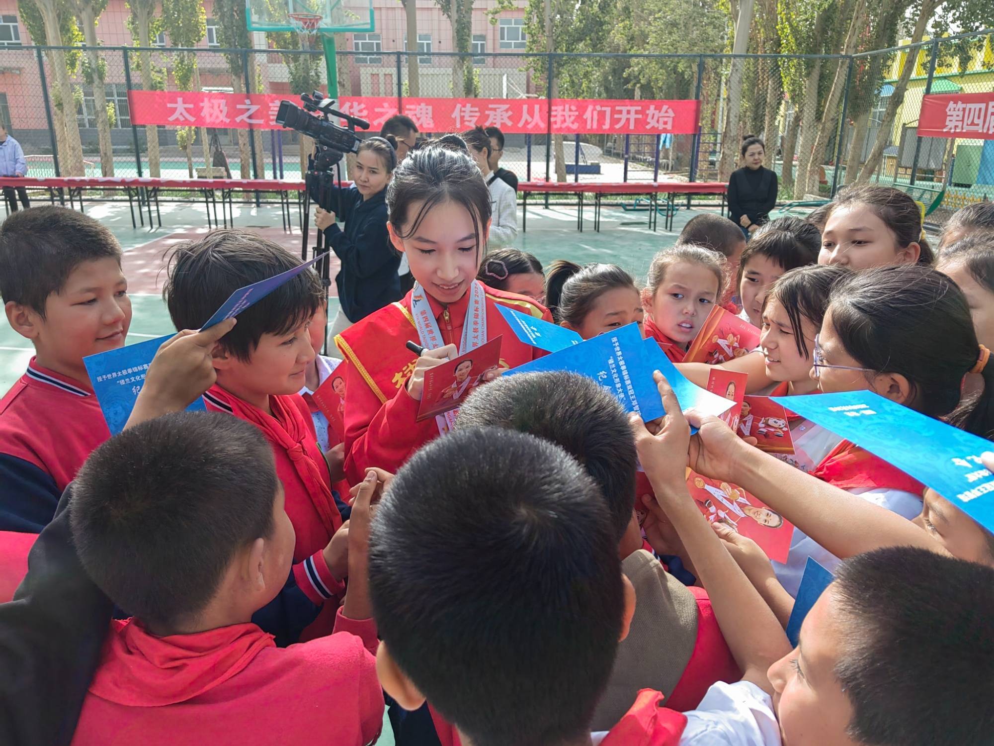 世界冠军助力传统文化绽放光芒 邓智瑄走进若羌县第二小学