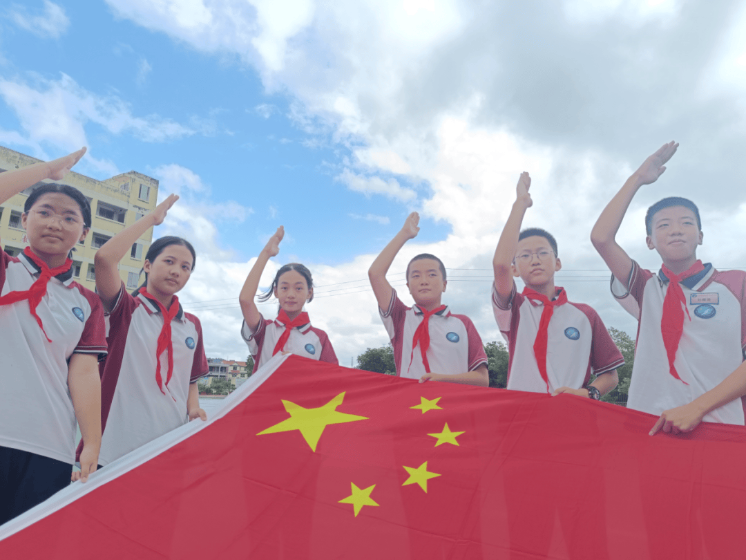 西许中学开展"传承红色基因·向国旗敬礼"庆国庆活动