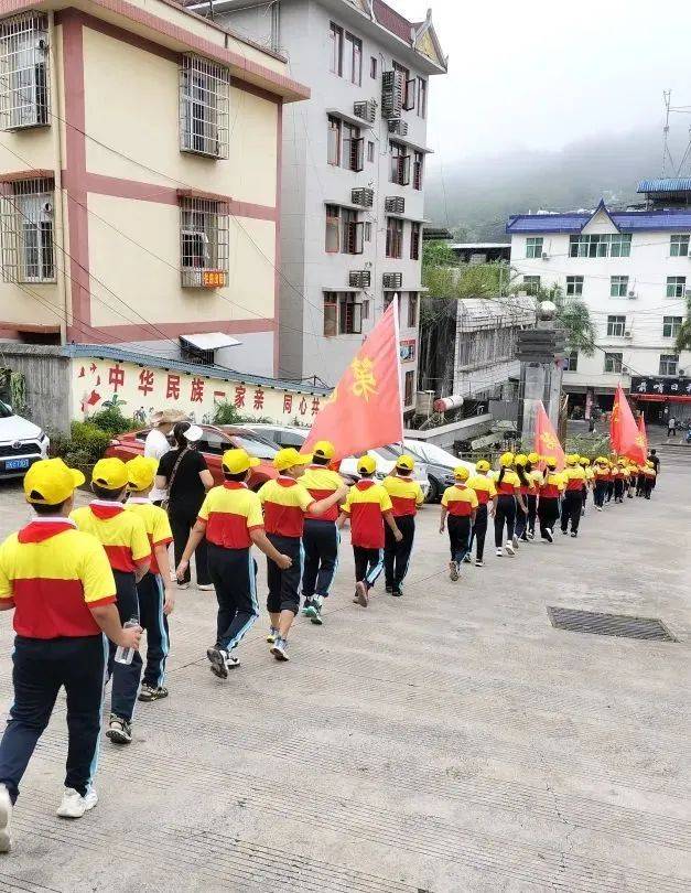 行走的思政课堂 | 勐腊县第二小学开展"稻谷丰收季 稻田变课堂"校外