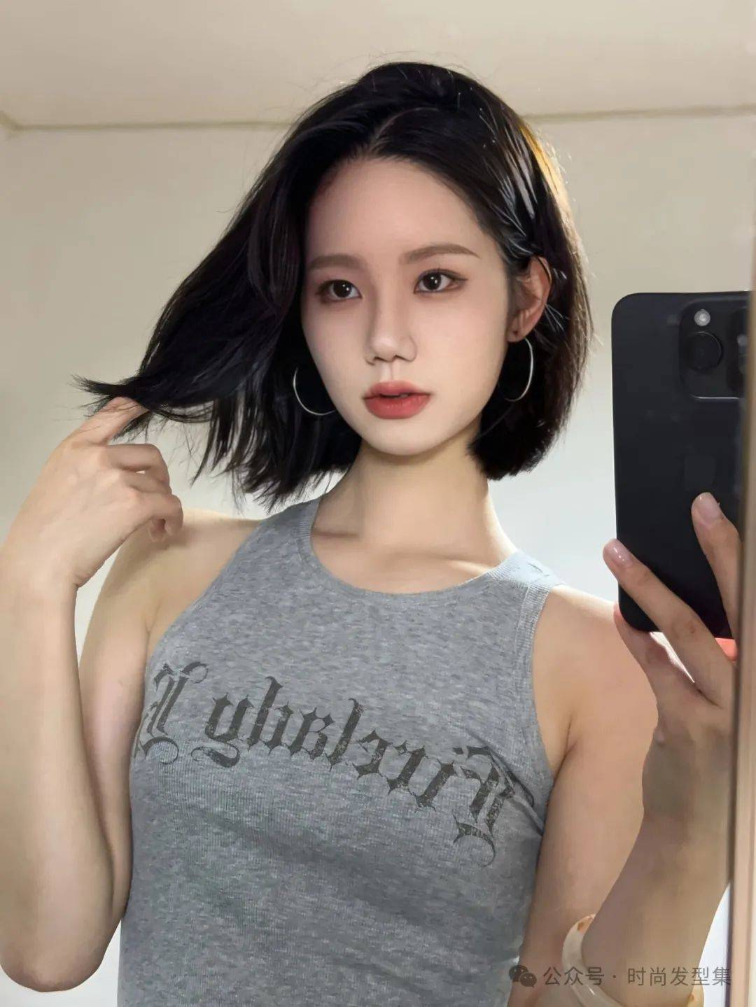 自然的肩上短发为基础呈现出简约且大气的美感发丝顺滑微蓬的效果让