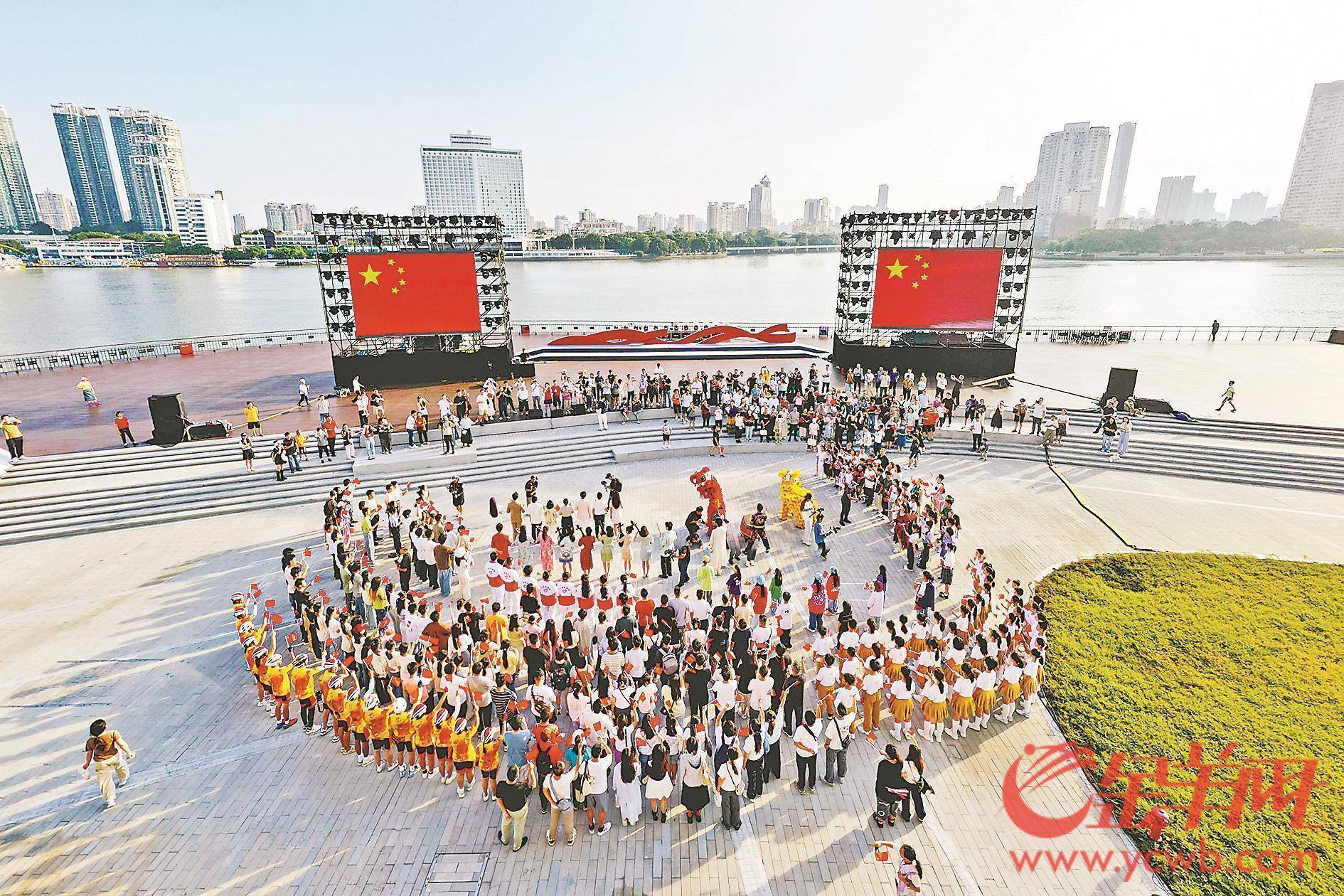 喜迎国庆广东多地举办快闪 祝福祖国繁荣昌盛