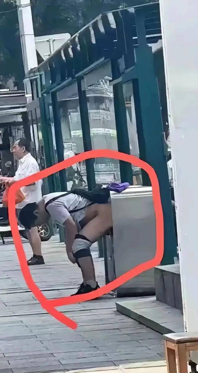 成年人公然在大街上因内急拉屎!